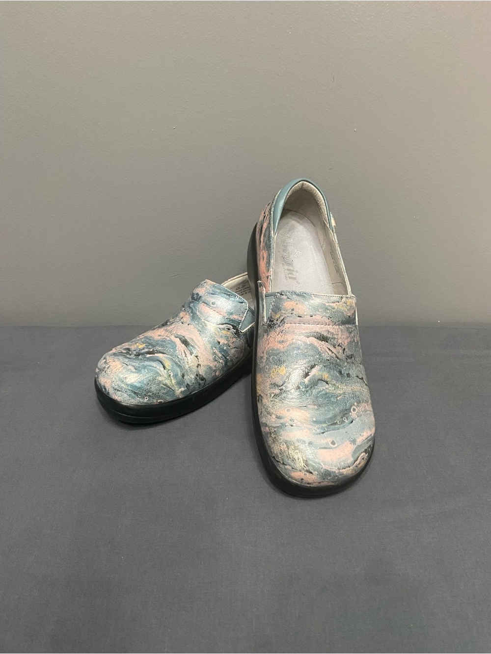 ALEGRIA  Keli Comfort Shoes in Glacier Pattern Galaxy Marble Blue Pink 39 (US 9)